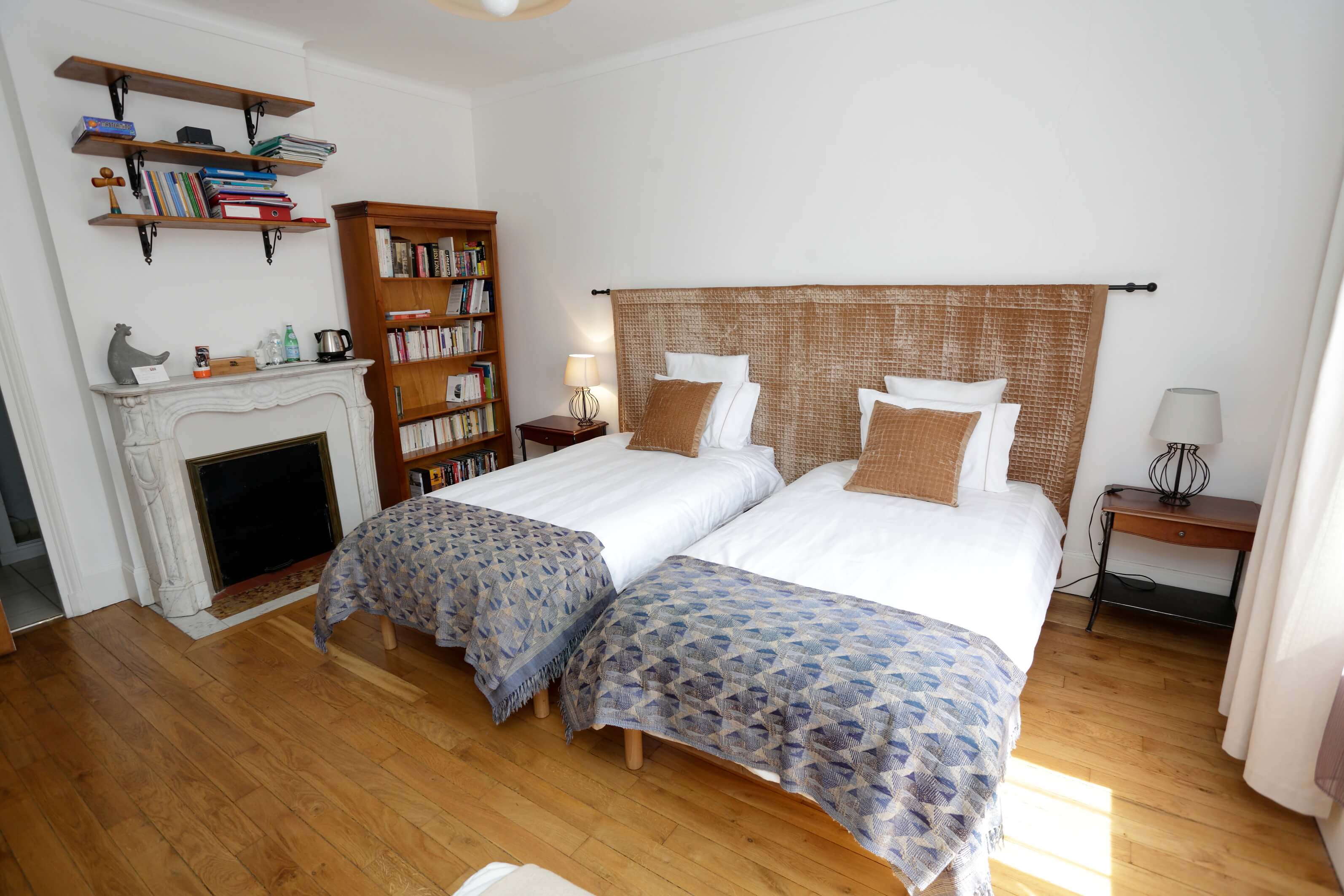 rooms.twin.pictures.doubleBed