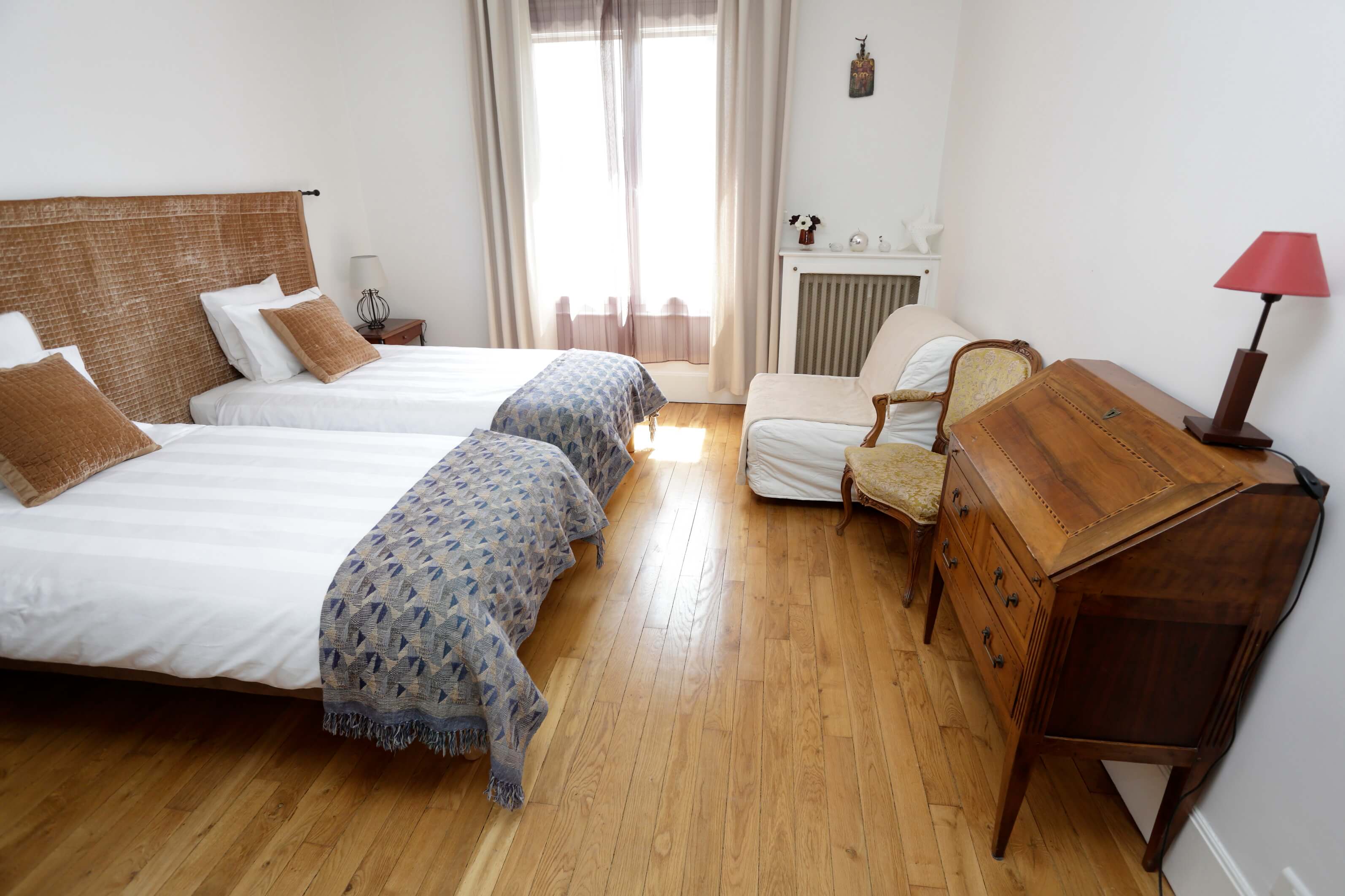 rooms.twin.pictures.doubleBed