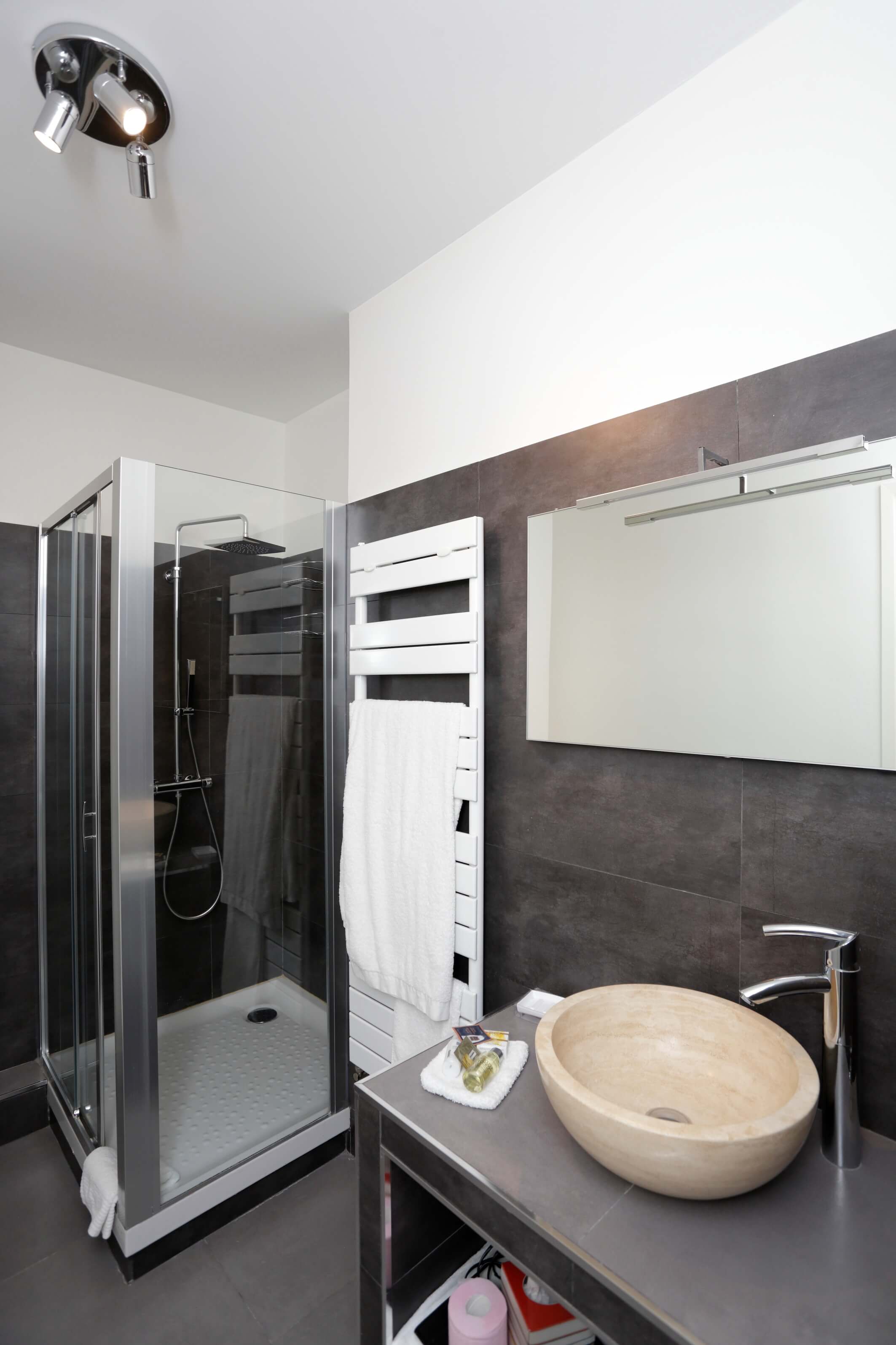 rooms.twin.pictures.doubleBed